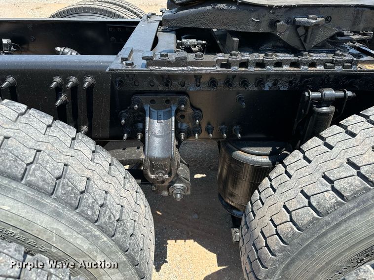 image for item OG9134 2015 Volvo VNL  semi truck