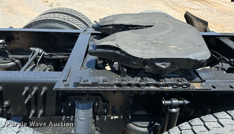 image for item OG9134 2015 Volvo VNL  semi truck