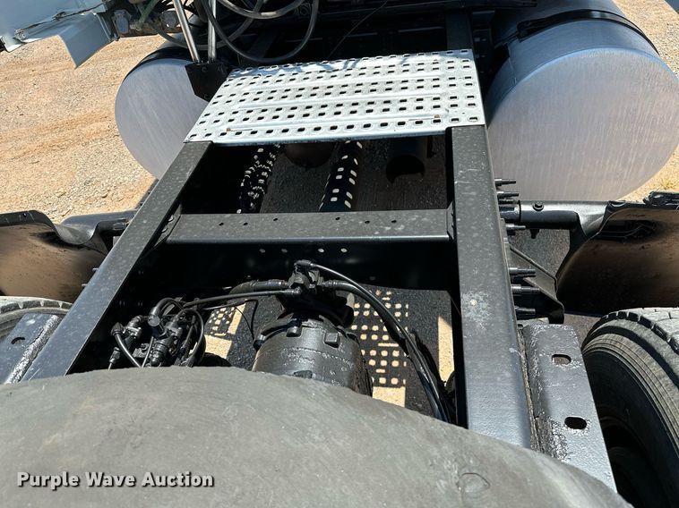 image for item OG9134 2015 Volvo VNL  semi truck