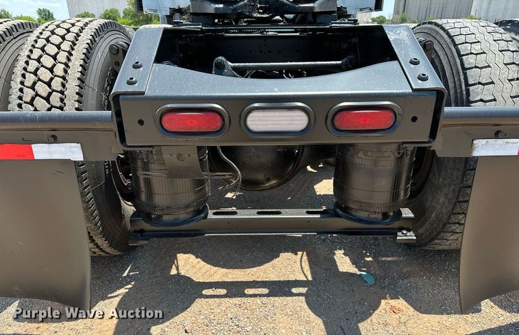 image for item OG9134 2015 Volvo VNL  semi truck