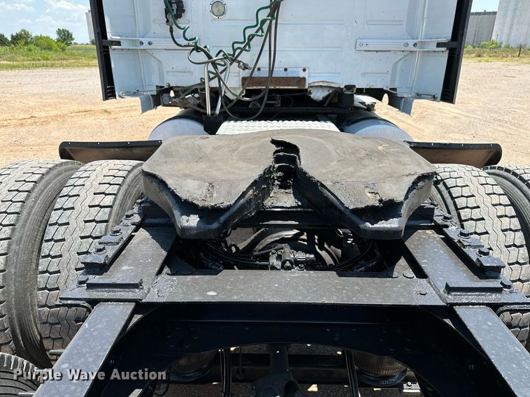 image for item OG9134 2015 Volvo VNL  semi truck