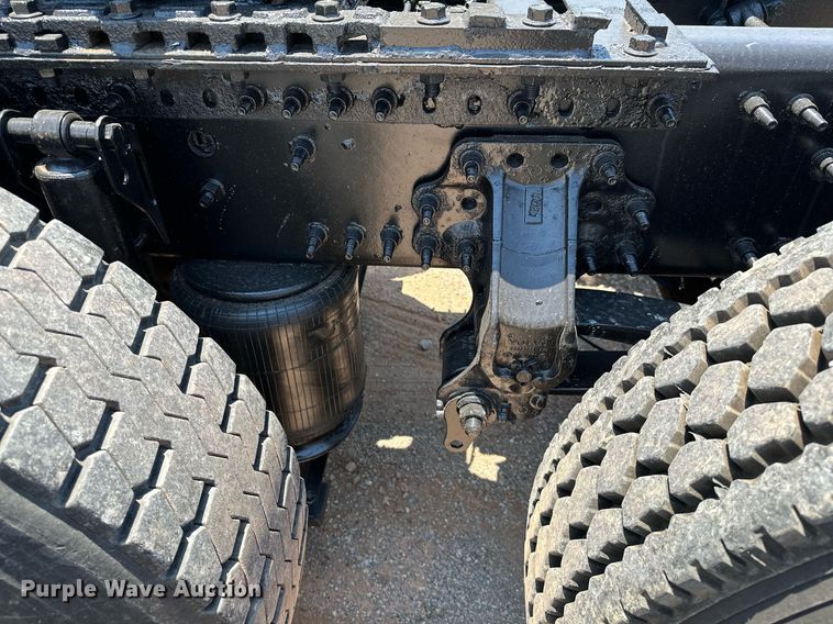 image for item OG9134 2015 Volvo VNL  semi truck