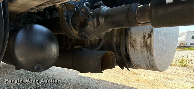 image for item OG9134 2015 Volvo VNL  semi truck