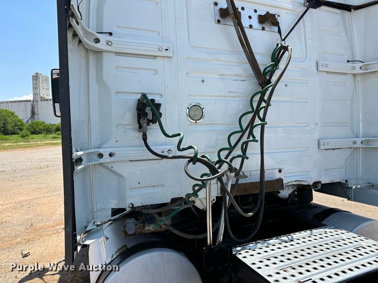 image for item OG9134 2015 Volvo VNL  semi truck