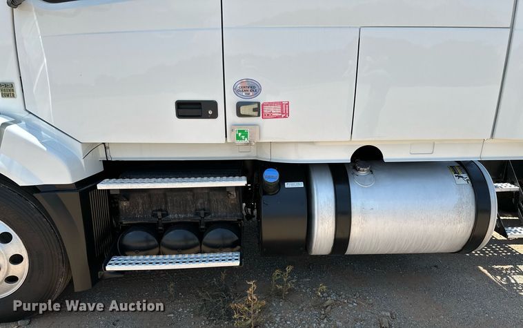 image for item OG9134 2015 Volvo VNL  semi truck