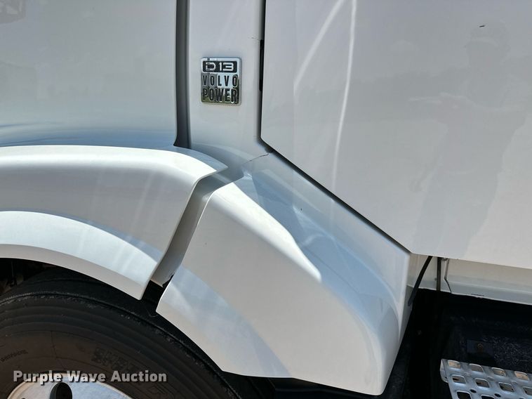 image for item OG9134 2015 Volvo VNL  semi truck