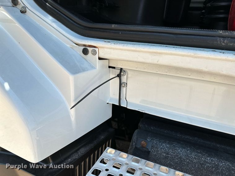 image for item OG9134 2015 Volvo VNL  semi truck