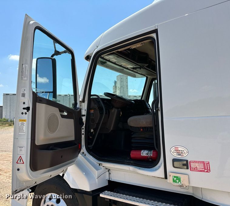 image for item OG9134 2015 Volvo VNL  semi truck