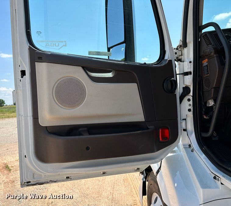 image for item OG9134 2015 Volvo VNL  semi truck