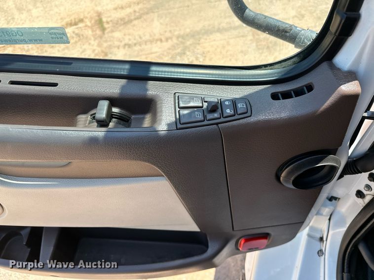 image for item OG9134 2015 Volvo VNL  semi truck