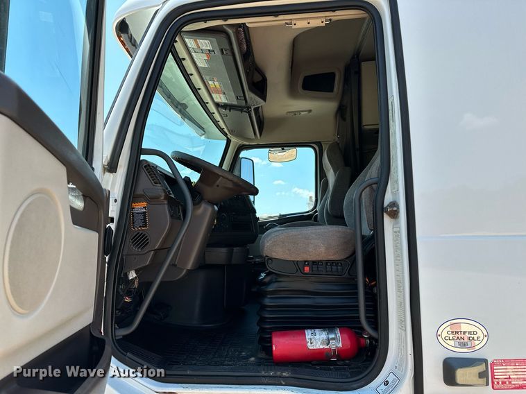 image for item OG9134 2015 Volvo VNL  semi truck