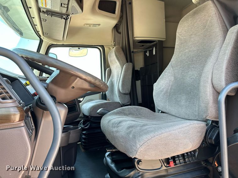 image for item OG9134 2015 Volvo VNL  semi truck