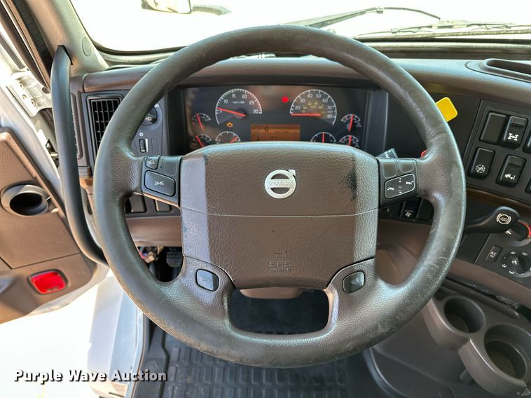 image for item OG9134 2015 Volvo VNL  semi truck