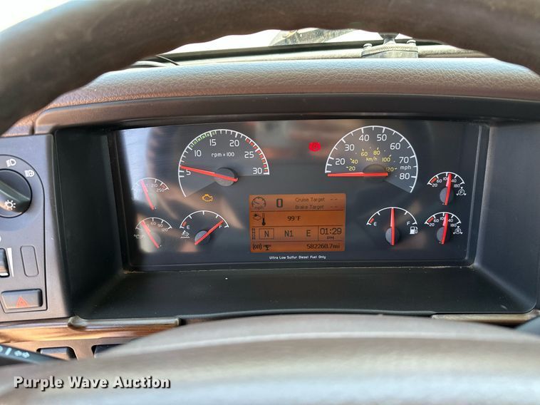 image for item OG9134 2015 Volvo VNL  semi truck