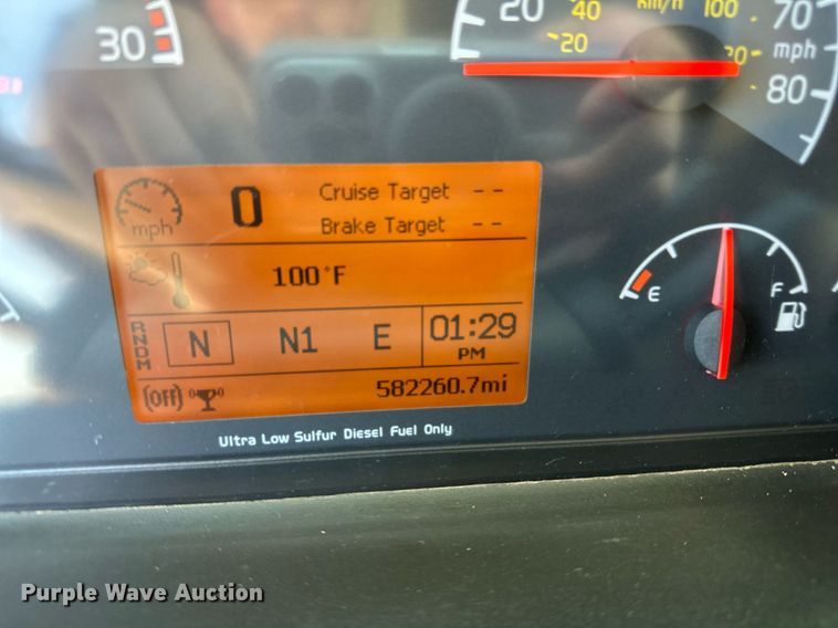 image for item OG9134 2015 Volvo VNL  semi truck