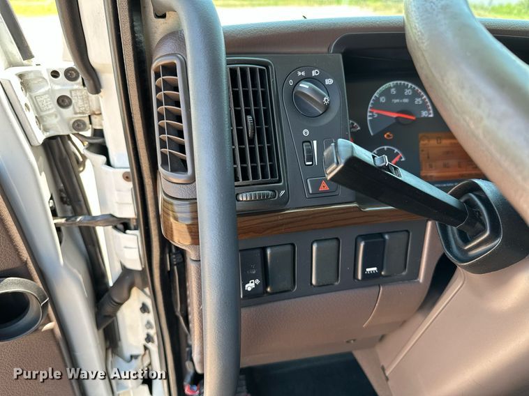 image for item OG9134 2015 Volvo VNL  semi truck