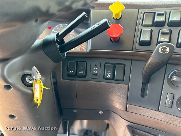 image for item OG9134 2015 Volvo VNL  semi truck