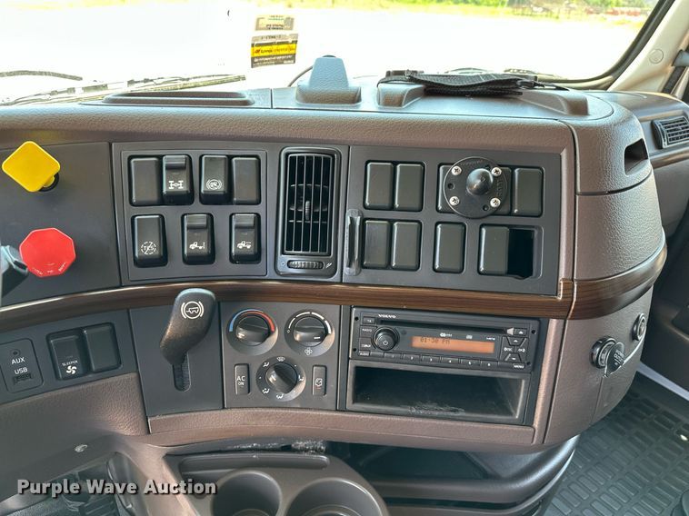 image for item OG9134 2015 Volvo VNL  semi truck