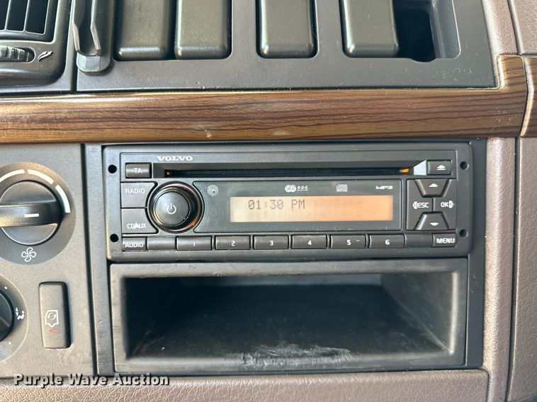 image for item OG9134 2015 Volvo VNL  semi truck