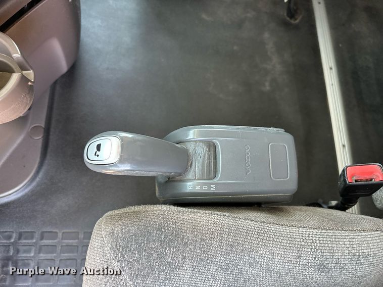 image for item OG9134 2015 Volvo VNL  semi truck