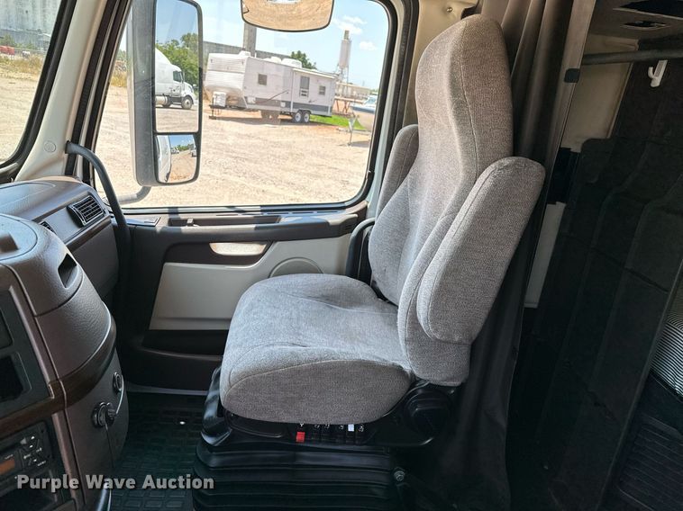 image for item OG9134 2015 Volvo VNL  semi truck