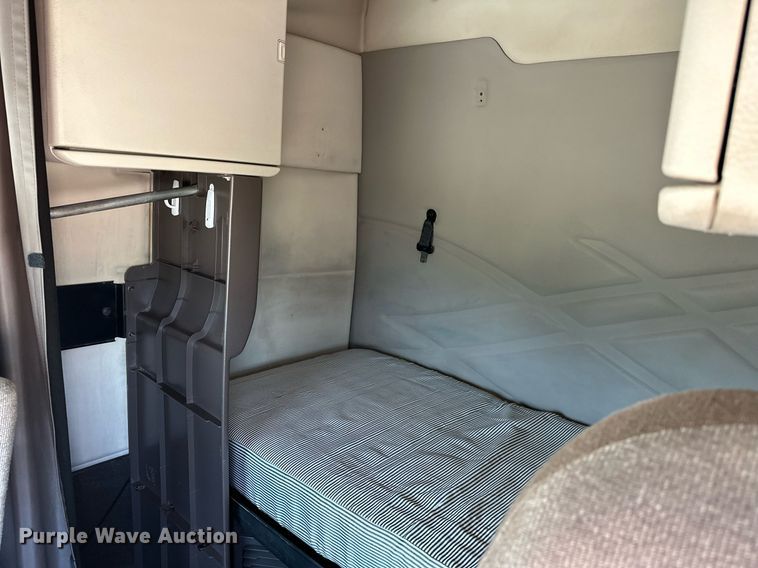 image for item OG9134 2015 Volvo VNL  semi truck