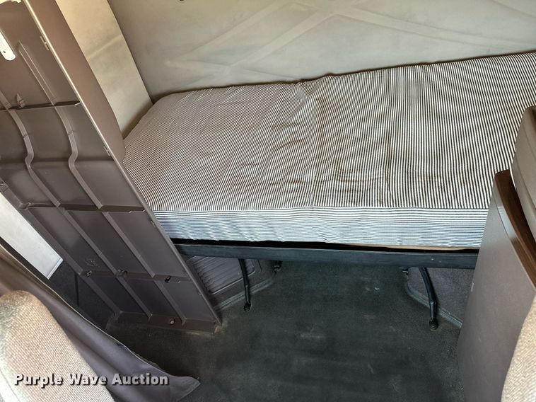 image for item OG9134 2015 Volvo VNL  semi truck