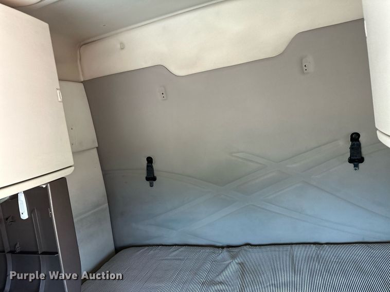 image for item OG9134 2015 Volvo VNL  semi truck