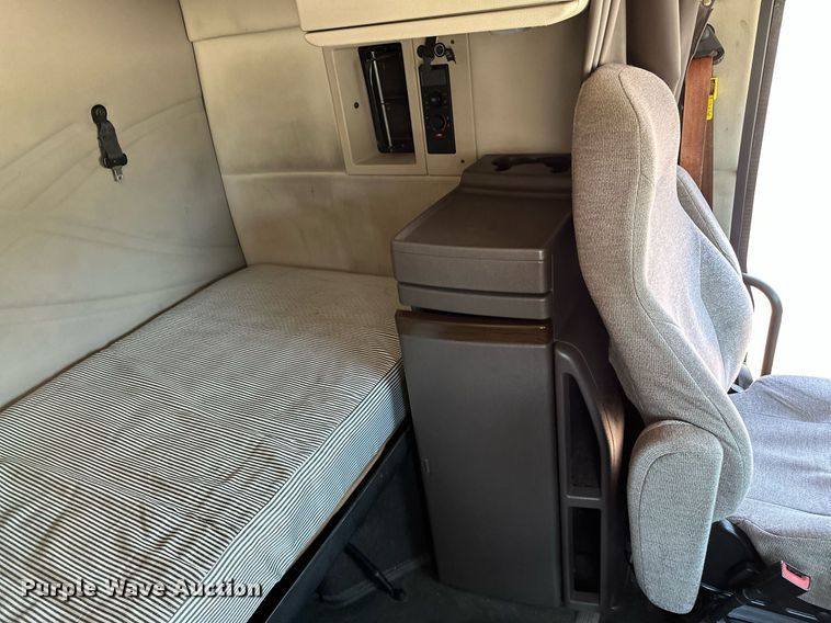 image for item OG9134 2015 Volvo VNL  semi truck