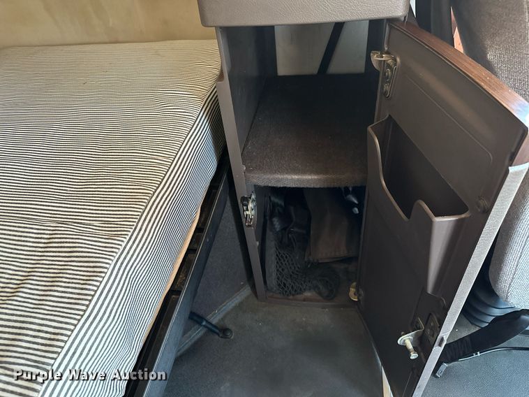 image for item OG9134 2015 Volvo VNL  semi truck