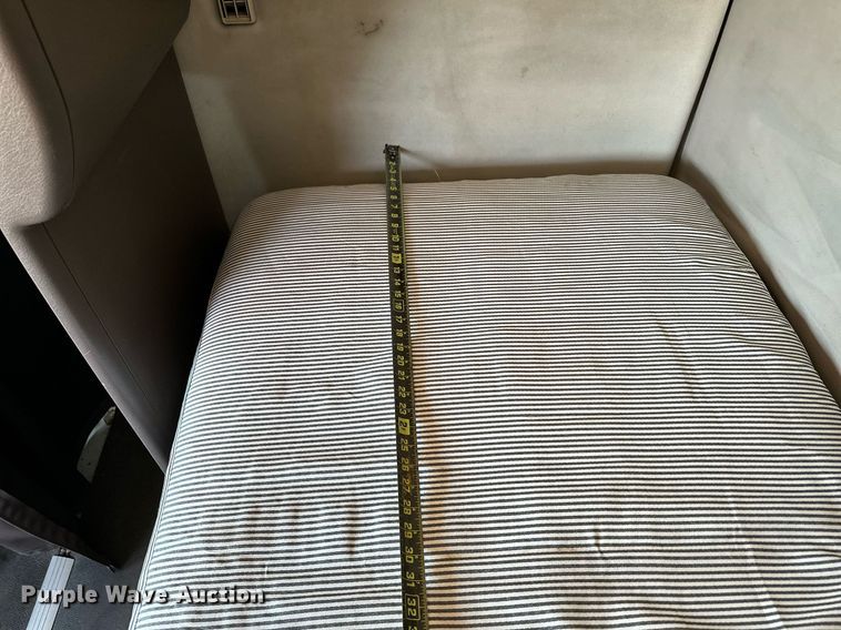 image for item OG9134 2015 Volvo VNL  semi truck