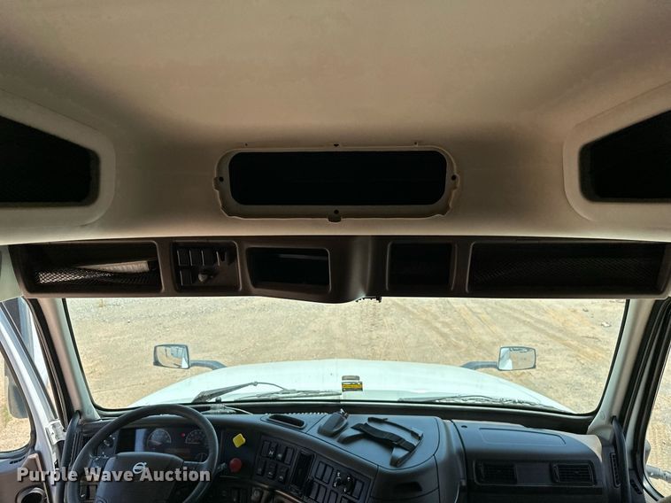 image for item OG9134 2015 Volvo VNL  semi truck