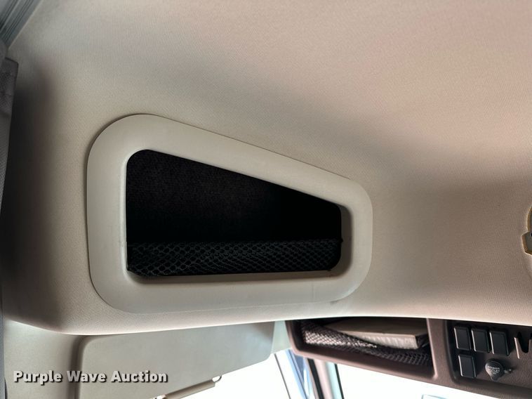 image for item OG9134 2015 Volvo VNL  semi truck