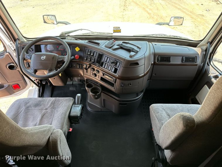 image for item OG9134 2015 Volvo VNL  semi truck