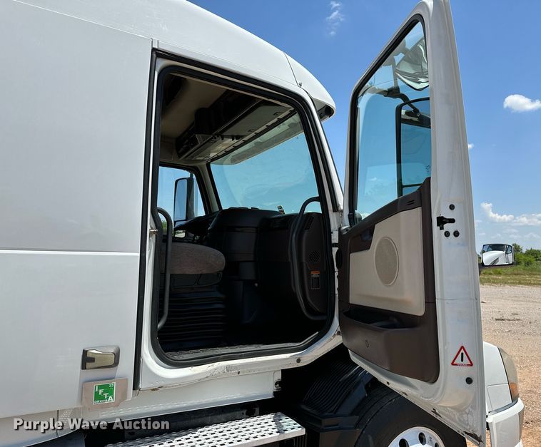 image for item OG9134 2015 Volvo VNL  semi truck