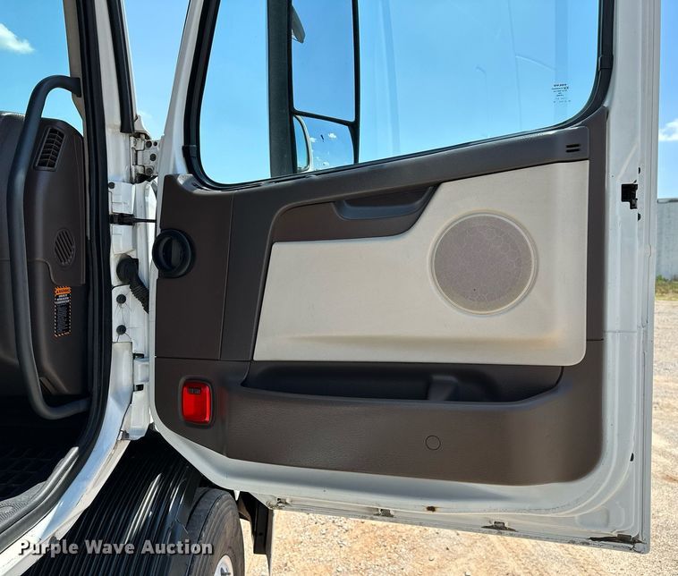 image for item OG9134 2015 Volvo VNL  semi truck