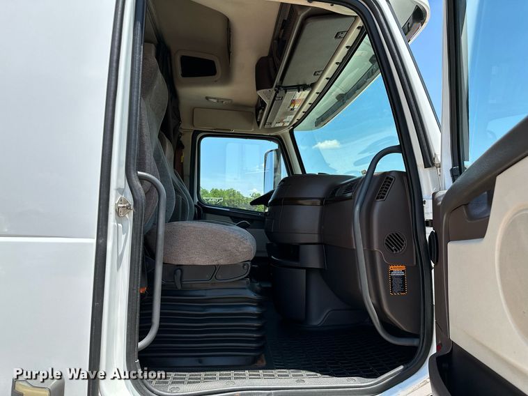 image for item OG9134 2015 Volvo VNL  semi truck