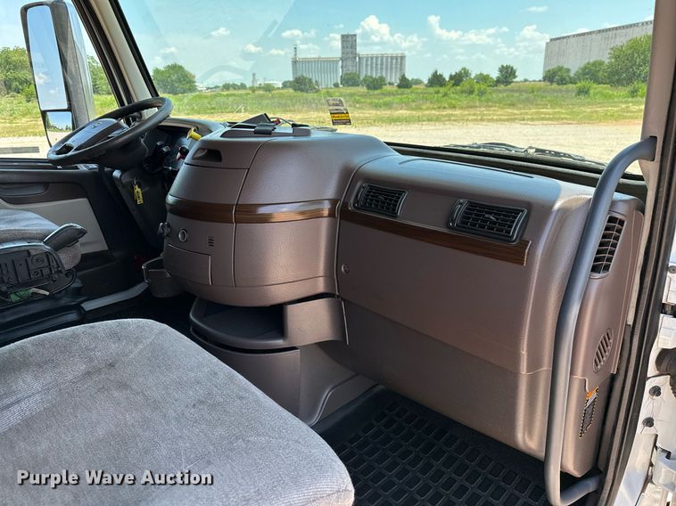 image for item OG9134 2015 Volvo VNL  semi truck