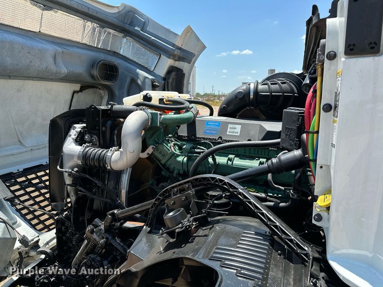 image for item OG9134 2015 Volvo VNL  semi truck