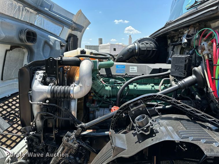 image for item OG9134 2015 Volvo VNL  semi truck