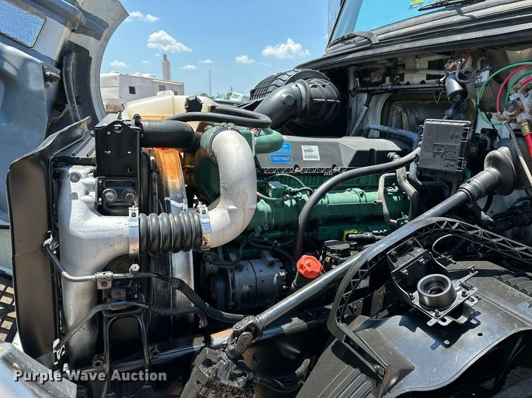 image for item OG9134 2015 Volvo VNL  semi truck