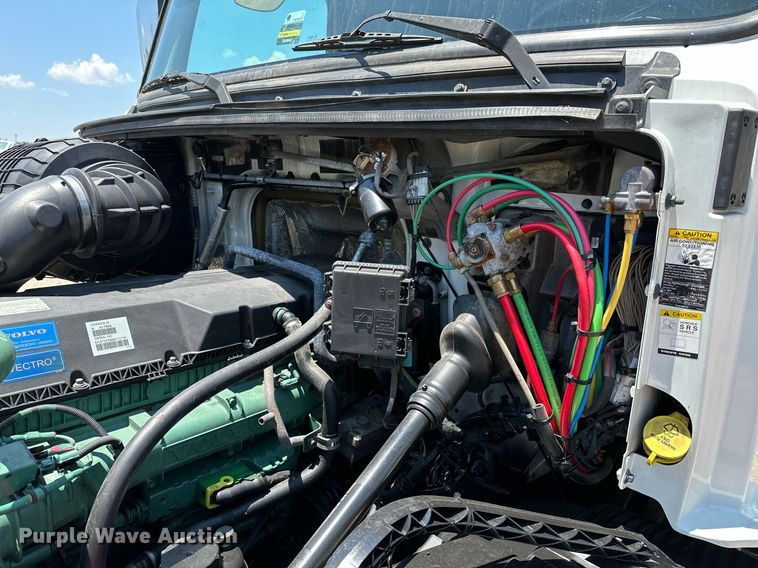 image for item OG9134 2015 Volvo VNL  semi truck