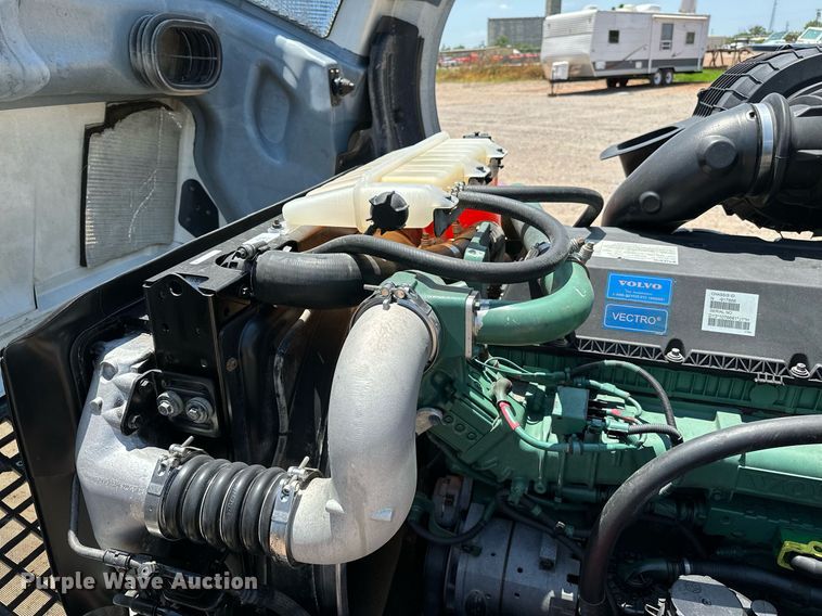 image for item OG9134 2015 Volvo VNL  semi truck