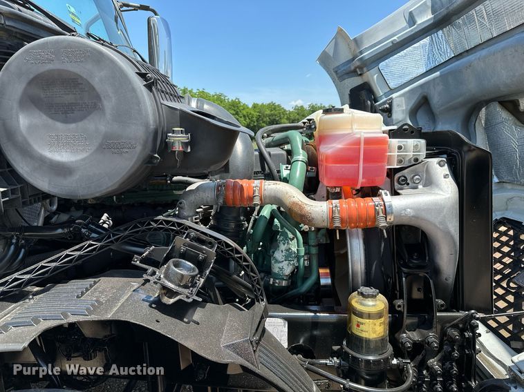 image for item OG9134 2015 Volvo VNL  semi truck