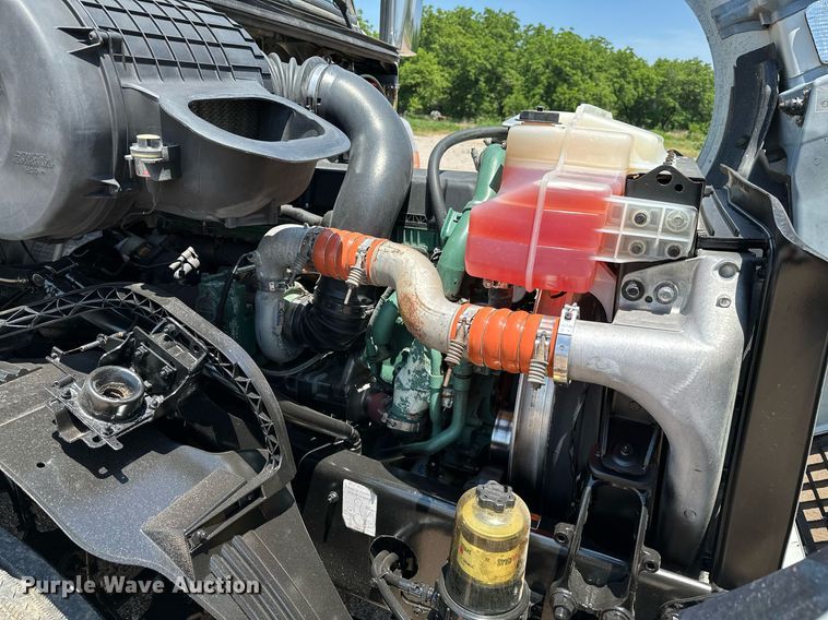 image for item OG9134 2015 Volvo VNL  semi truck