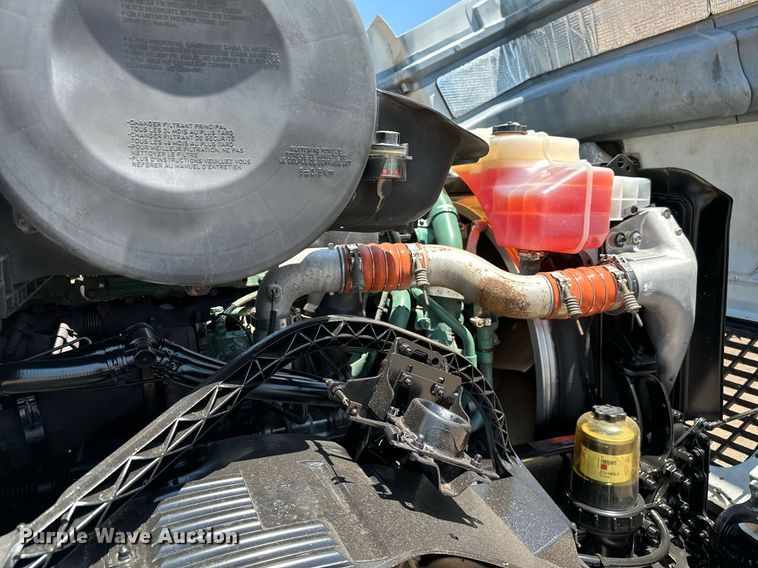 image for item OG9134 2015 Volvo VNL  semi truck