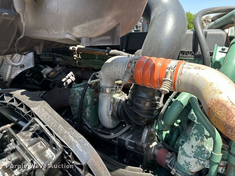 image for item OG9134 2015 Volvo VNL  semi truck