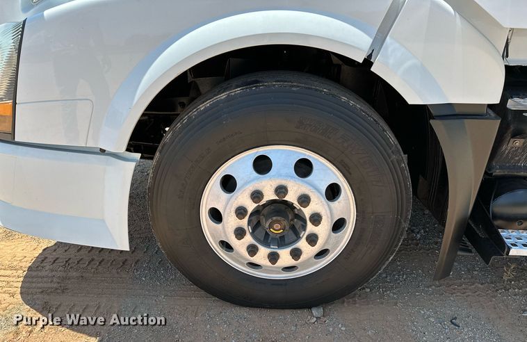 image for item OG9134 2015 Volvo VNL  semi truck