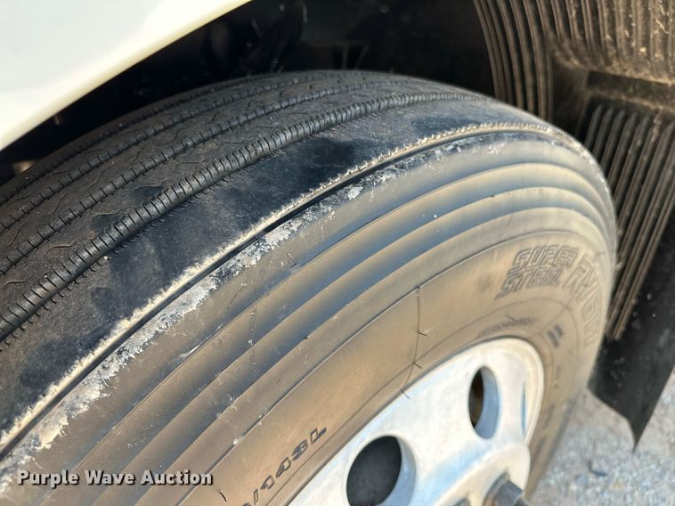 image for item OG9134 2015 Volvo VNL  semi truck