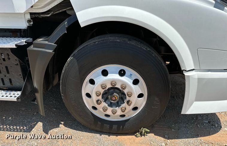 image for item OG9134 2015 Volvo VNL  semi truck